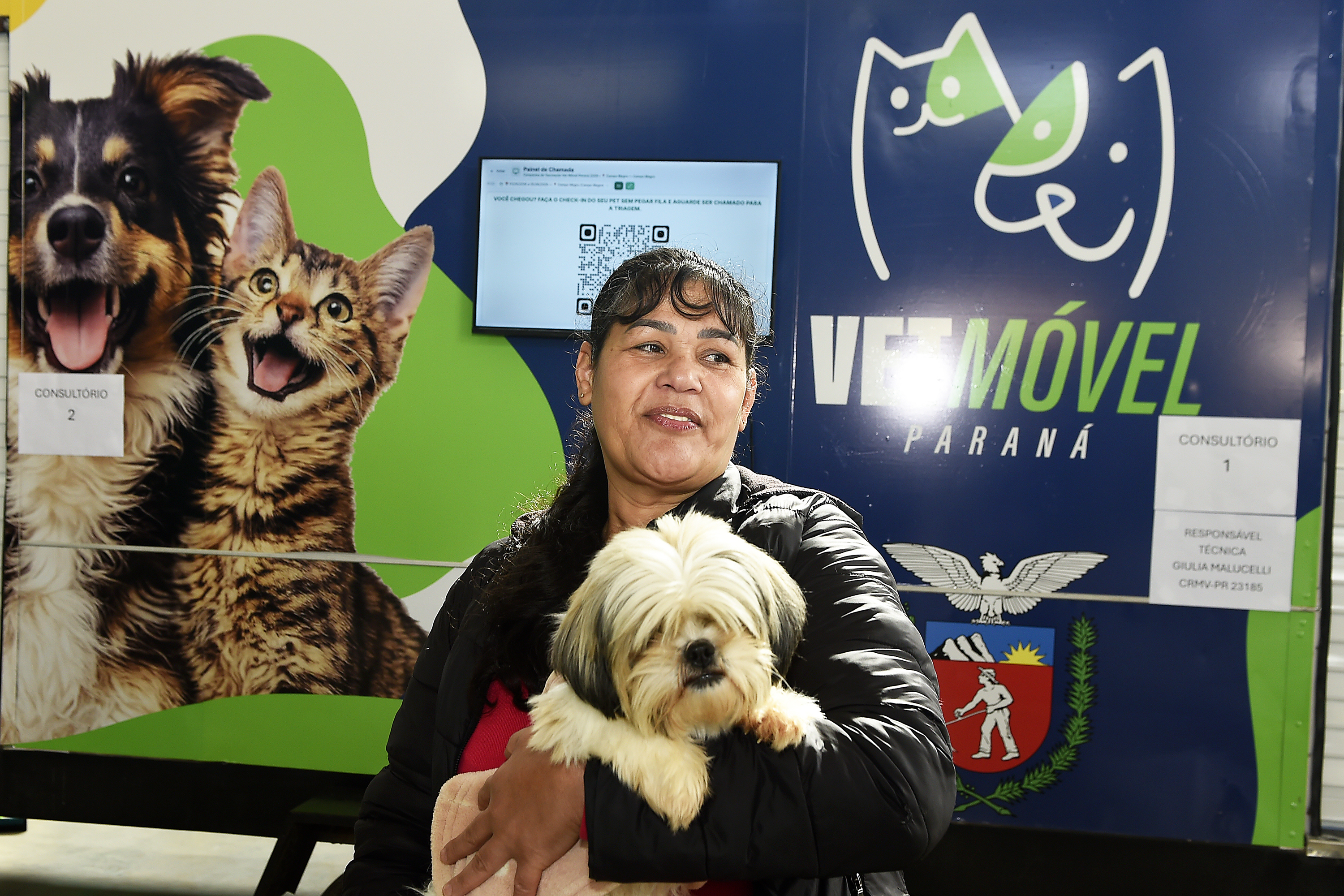 Foto de pessoas atendidas pelo Vet-móvel