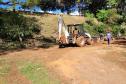 Operários e equipamentos de construção na obra