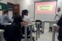 Alunos assistindo a aula de professora