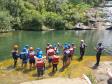 Guias da empresa Aquatrekking em ação no Lago Azul, dentro do Parque Estadual do Vale do Codó, em Jaguariaíva.