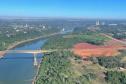 IMAGEM AÉREA MOSTRANDO ÁREA DE DESMATAMENTO COM VISTA PARA A PONTE INTERNACIONAL DA AMIZADE FRONTEIRA BRASIL E PARAGUAI EM FOZ DO IGUAÇU