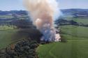 IMAGEM AÉREA MOSTRANDO ÁREA DE DESMATAMENTO COM INTENSA FUMAÇA
