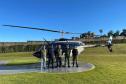 EQUIPE DE SERVIDORES POSANDO A FRENTE DO HELICOPTERO UTILIZADO PARA FISCALIZAÇÃO E MONITORAMENT