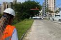 Mulher operária em frente ao canal