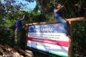 Foto de operátios pregando placa do Parque São Camilo
