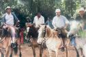 Foto de servidores do IAT à cavalo