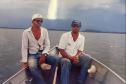 Foto de dois servidores do IAT em barco