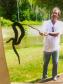 Foto de Norci Nodari segurando uma cobra com um graveto