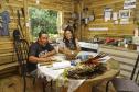 Foto de casal indígena sentado à mesa