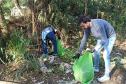 Voluntários coletando lixo