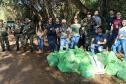 Voluntários coletando lixo