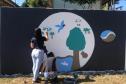 Pintura de mural ambiental em parede preta