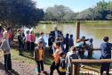 Crianças em aula ambiental em frente á lago