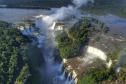 Foto aérea de floresta com cachoeira