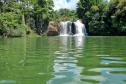 Foto de superfície de rio com um cachoeira ao fundo