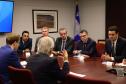 A missão internacional liderada pelo governador Carlos Massa Ratinho Junior iniciou nesta quinta-feira (20) sua agenda no Canadá com reuniões com representantes do governo da província de Quebec para buscar novas parcerias nas áreas de tecnologia, sustentabilidade e energia renovável.