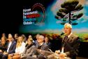 Apresentação fórum Paranaense de Mudanças Climáticas com membros assentados e apresentador discursando