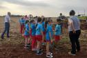 Crianças de escola municipal visitando um viveiro
