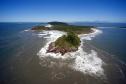 Visão aérea em dia ensolarado da Ilha do Mel.