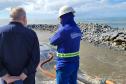 Agente do IAT e funcionário da sambaqui em frente à obra 