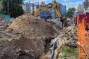 Um trator em meio a construção