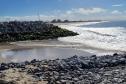 Beira mar de pedras para a construção da revitalização da orla