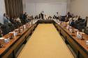 Curitiba, 18 de setembro de 2023 - O governador Carlos Massa Ratinha Jr., ao lado do ministro da Integração e do Desenvolvimento Regional, Waldez Góes, e do diretor da Agência Nacional das Águas, Felipe de Mello S. Cunha, assina o Termo de Adesão ao Pacto pela Governança da Água.