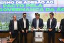 Curitiba, 18 de setembro de 2023 - O governador Carlos Massa Ratinha Jr., ao lado do ministro da Integração e do Desenvolvimento Regional, Waldez Góes, e do diretor da Agência Nacional das Águas, Felipe de Mello S. Cunha, assina o Termo de Adesão ao Pacto pela Governança da Água.