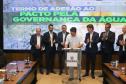 Curitiba, 18 de setembro de 2023 - O governador Carlos Massa Ratinha Jr., ao lado do ministro da Integração e do Desenvolvimento Regional, Waldez Góes, e do diretor da Agência Nacional das Águas, Felipe de Mello S. Cunha, assina o Termo de Adesão ao Pacto pela Governança da Água.