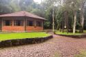 Cabana de tijolos em meio a trilha de pedras do Parque Estadual Cabeça do Cachorro.
