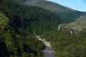 Rio passando por entre o relevo e a vegetação do Parque Estadual do Guartelá
