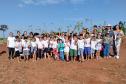 Grupos de alunos da rede pública de ensino posando para foto