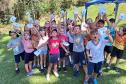Grupos de alunos da rede pública de ensino posando para foto