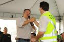 Governador sendo comprimentado