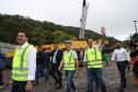 Comitiva do governador entrando na area das obras