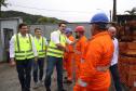 Governador comprimentando os trabalhadores da obra