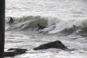 Surfistas surfando