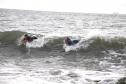 Surfistas surfando