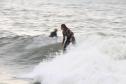 Surfista surfando