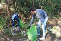 Voluntários recolhendo lixo dentro de uma UC do IAT
