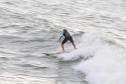 Surfista surfando