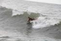 Surfista surfando