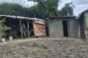 Fiscal em meio ao acampamento de caçadores
