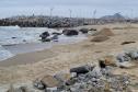 Praia com obras ao fundo