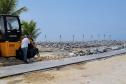 Praia com obras ao fundo