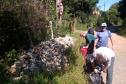 Visitantes contribuindo para o pedrágio