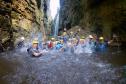 Visitantes banhando-se em cachoeira dentro de UC do IAT