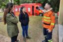 Visitantes conversando com membro da equipe do corpo de bombeiros