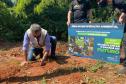 Foto de servidor do IAT plantando mudas