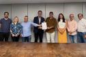 Diretor-presidente do IAT e envolvidos na ação posando para a foto